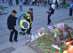 Студенти Уманського НУС разом із молоддю міста взяли участь у святковій свічковій ході, яка завершилася покладанням запалених лампадок до підніжжя Обеліска Слави